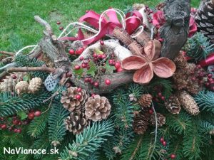 ikebana, dekorácia, aranžmán a veniec na hrob